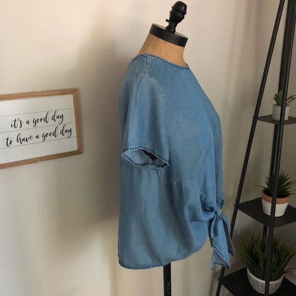 🍁Francesca’s “Tia”Chambray Tie-Front Top  Size S - Picture 2 of 8